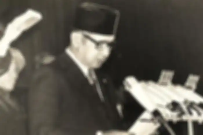 Presiden Soeharto saat dilantik dan diambil sumpahnya menjadi Presiden pada 27 Maret 1968. Artikel ini akan menyebutkan isi Trilogi Pembangunan yang menjadi fokus kebijakan ekonomi pemerintah Orde Baru.