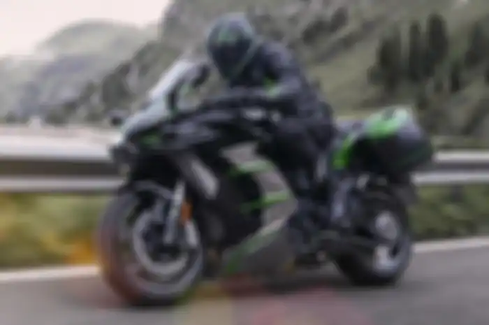 Ilustrasi touring naik Kawasaki Ninja H2 SX