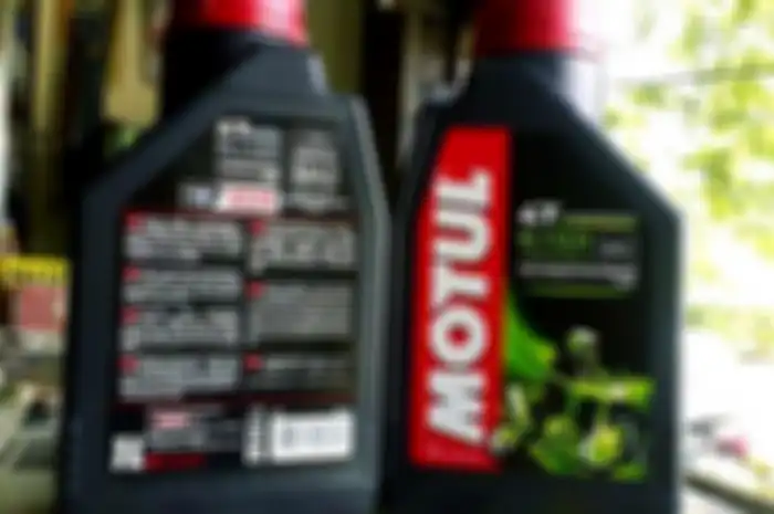 Perhatikan huruf pada botol oli mesin motor, ternyata ada yang menentukan kualitas.