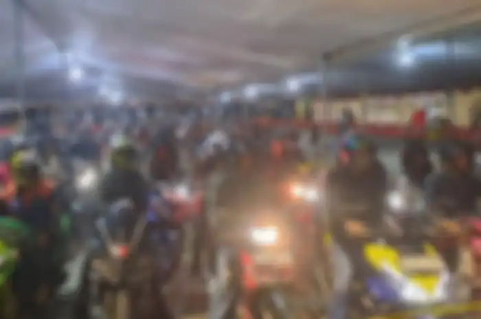 Antrean pemudik motor di Pelabuhan Ciwandan, Banten, Sabtu (6/4/2024). 