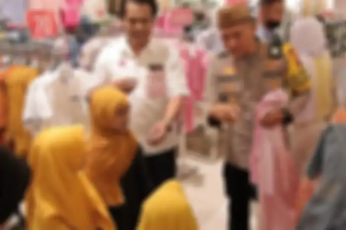 Polisi bersama puluhan anak panti asuhan memborong baju lebaran. 