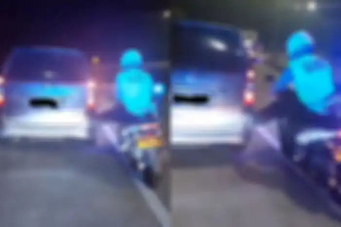 Polisi pakai motor Suzuki Hayate stut dorong mobil Toyota Avanza pemudik. 