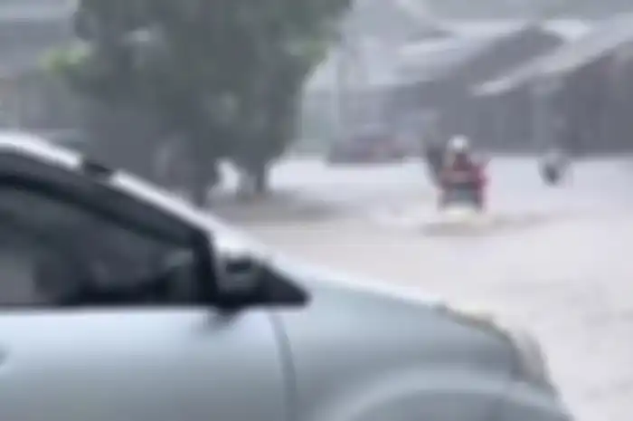 Video detik-detik ras terkuat di bumi alias emak-emak nekat terobos banjir naik motor listrik Yadea T9, bikin pemotor melongo.