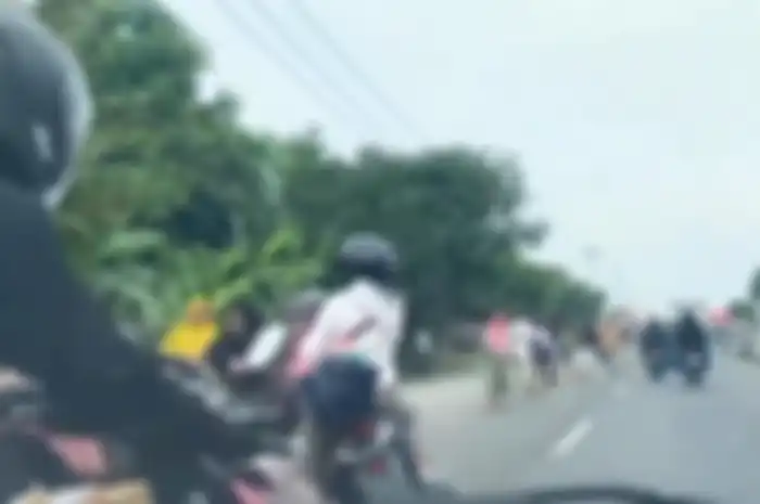 Detik-detik motor tabrak penyapu logam di jalur mudik Pantura