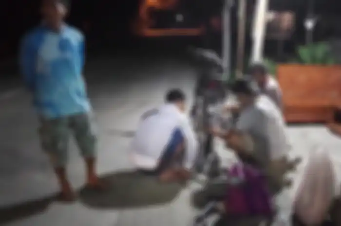 Ilustrasi Relawan Jalanan Malam di Yogyakarta perbaiki motor pemudik.