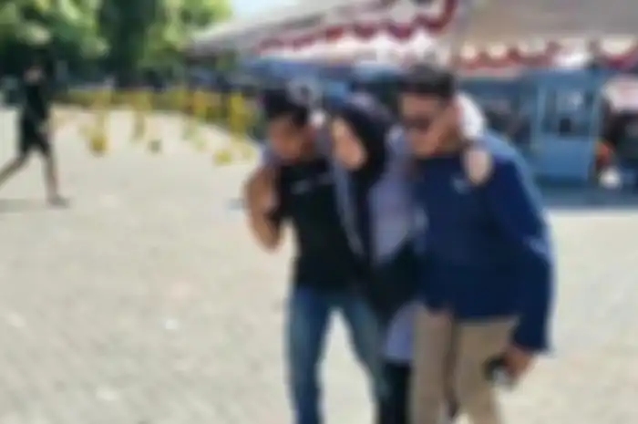 Pemudik motor pingsan saat menunggu di Pelabuhan Ciwandan, Kota Cilegon, Banten, Minggu (7/4/2024).