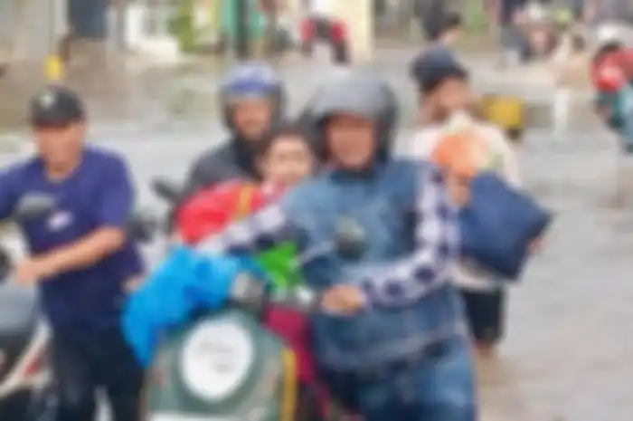 Jalur Pantura di Pasuruan terendam banjir, pemudik motor putar balik.