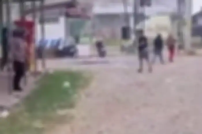 Tradisi sapu koin di jalanan Indramayu sudah jadi tradisi mendadak dibubarkan polisi dan sapu lidi disita sampai satu mobil.