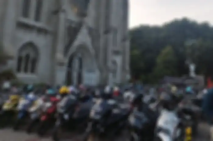 Potret parkiran motor di Gereja Katedral yang dipakai jamaah sholat Ied di Masjid Istiqlal saat lebaran. (KOMPAS.com/XENA OLIVIA)