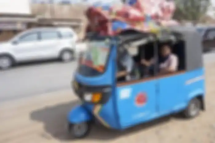 Seru cerita seorang pemudik yang menggunakan bajaj bersama keluarganya ke kampung halaman, tempuh 20 jam.