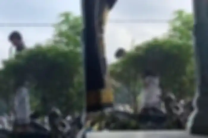 Tak kebagian tempat saat salat ied, pria ini nekat salat di atas Honda Supra bapak