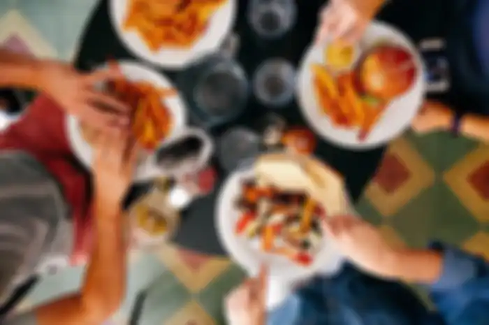 Ilustrasi tanggal lahir yang suka traktir makan teman-teman.