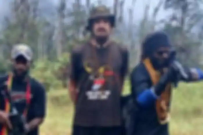 Pilot Susi Air Kapten Philips Mark Mehrtens (tengah) yang sudah lebih dari satu tahun disandera oleh KKB Papua pimpinan Egianus Kogoya.