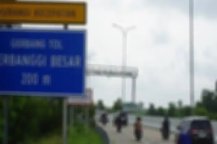 Pemudik motor masuk jalan tol di Lampung sesuai arahan polisi.