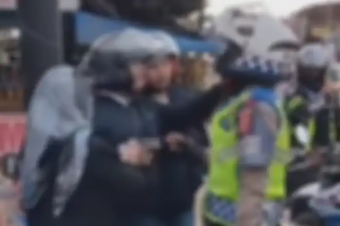 Seorang pemotor enggak terima diberhentikan polisi di Puncak Bogor dan ngamuk ke polisi yang memberhentikannya, pelat nomor dibanting.