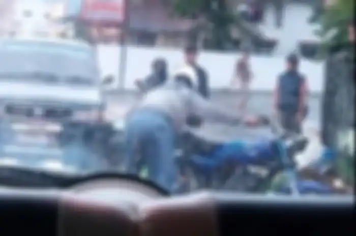 Keributan antara rider Honda Vario dan Yamaha RX-King di Ciwidey