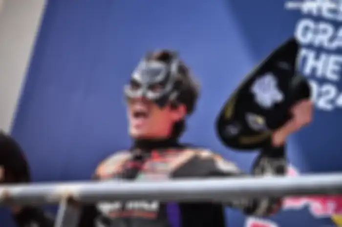Maverick Vinales menggunakan topeng Batman di podium MotoGP Amerika 2024. Cerita awal dimulai di Mandalika