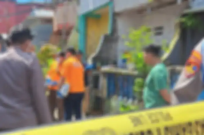 Polisi saat berada di lokasi penemuan mayat wanita di Jalan Kandea Makassar, Minggu (14/4/2024).