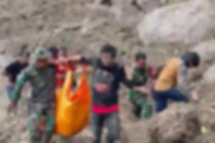 Tim SAR gabungan mengevakuasi korban longsor diTana Toraja, Sulawesi Selatan, Minggu (14/4/2024).
