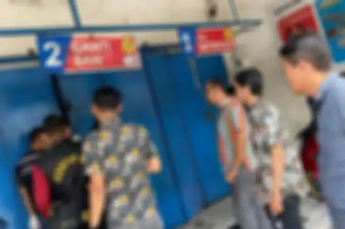 Bengkel Planet Ban di Kota Bekasi dibobol maling, hampir semua ban dan oli motor digasak maling.
