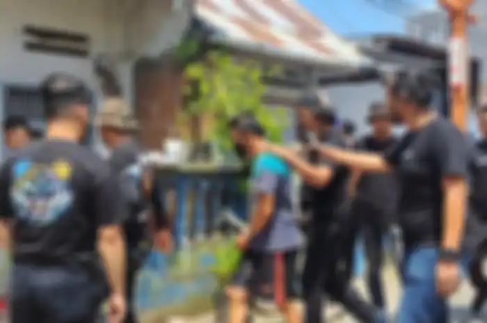 H (43) pelaku pembunuhan terhadap istrinya JU (35) saat dibawa Tim Jatanras Polrestabes Makassar ke TKP di Jalan Kandea 2 Lorong 116 No 6 B, Kelurahan Bontoala Tua, Kecamatan Bontola, Makassar, Sulsel, Minggu (14/42024).