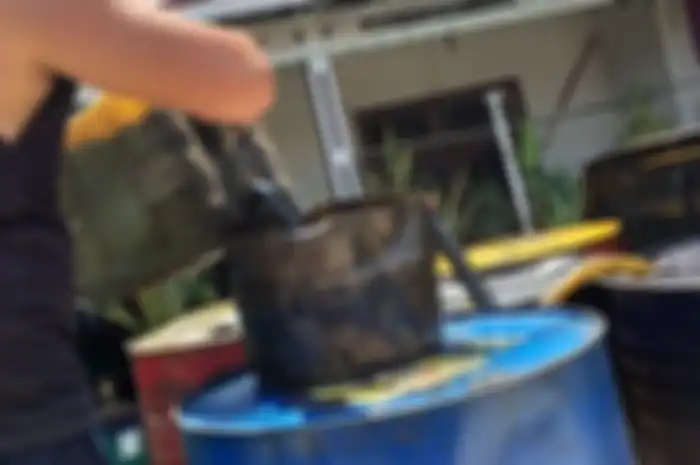 Bengkel motor sering mengumpulkan oli bekas dan ditampung di drum ternyata harganya mahal laku Rp 500 ribu, begini komentar Pertamina.