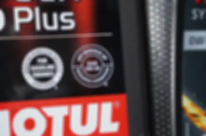 Logo API SP pada oli, menjadi standar tertinggi oli pada saat ini yang sedang dalam tahap riset untuk oli motor. 