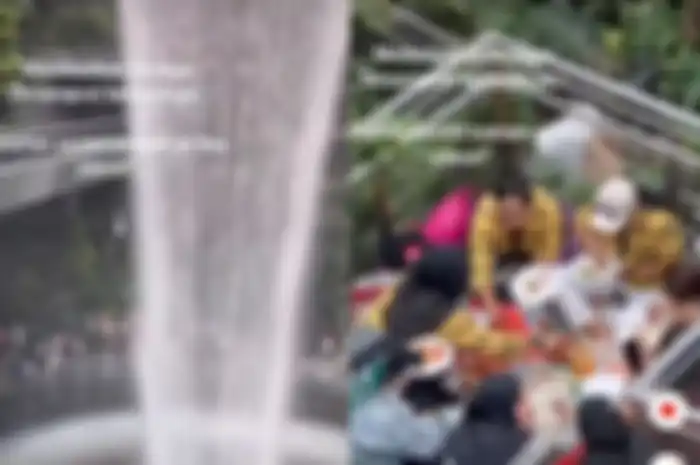 aksi emak-emak asyik makan lesehan bareng di Bandara Changi, Singapura viral