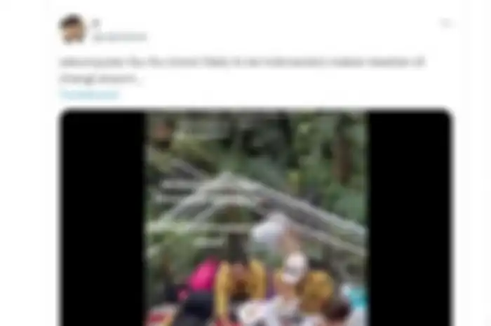 aksi emak-emak asyik makan lesehan bareng di Bandara Changi, Singapura viral
