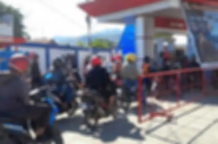Pertalite mengalami kelangkaan di Mamuju pemotor sampai antri, manajer SPBU langsung klarifikasi stok melimpah sampai 3 ton.