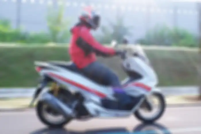 Ilustrasi touring naik motor matic Honda PCX 150