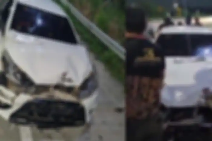 Kondisi Toyota Yaris yang dikepung warga setelah menabrak 11 motor di Bekasi.