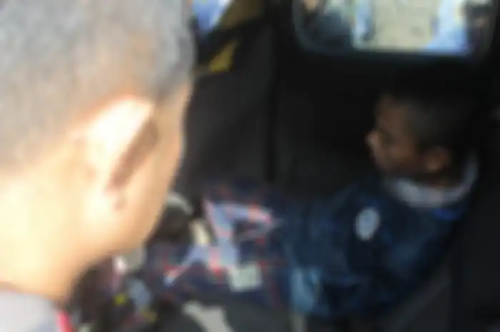 Ijal, seorang tukang kebun sekaligus pelaku pembunuhan Didi Hartanto (42) saat diinterogasi polisi di Perumahan Bumi Citra Indah I, Desa Pataruman, Kecamatan Cihampelas, Kabupaten Bandung Barat (KBB), Jawa Barat, Selasa (16/4/2204).