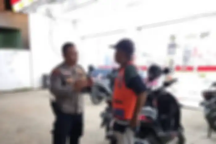 Beberapa pemilik motor mengeluhkan aksi tukang parkir liar yang meminta uang, bisa dilaporkan ke polisi dan dijerat pidana.