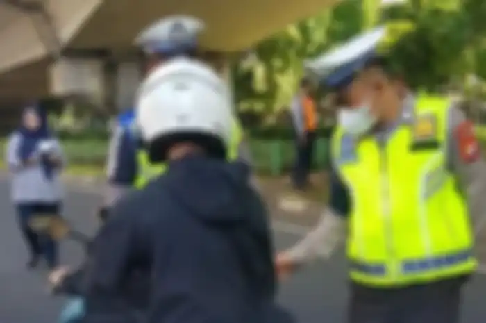 Razia motor lawan arah digelar Polisi dan Dishub usai Lebaran di Jakarta.