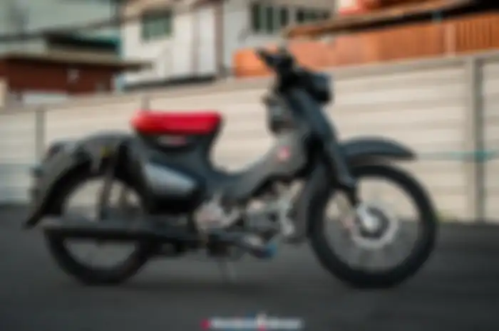 Modifikasi motor Honda Super Cub C125 gaya racing.