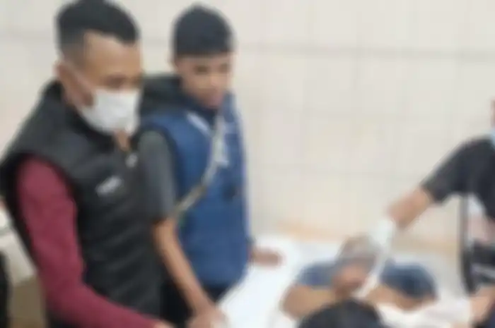 Polisi saat melakukan identifikasi korban penusukan di Cimahi.
