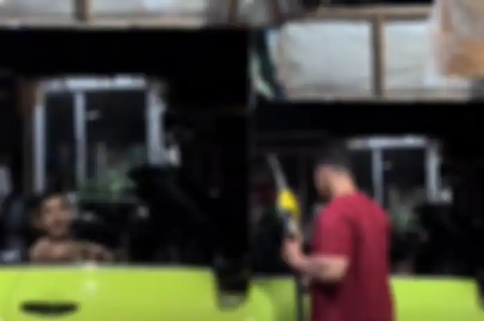 Naik Ferrari bule asal India beli Pertalite di kios bensin eceran ditawari Pertamax ditolak kejadian viral ini berlangsung di Bali.