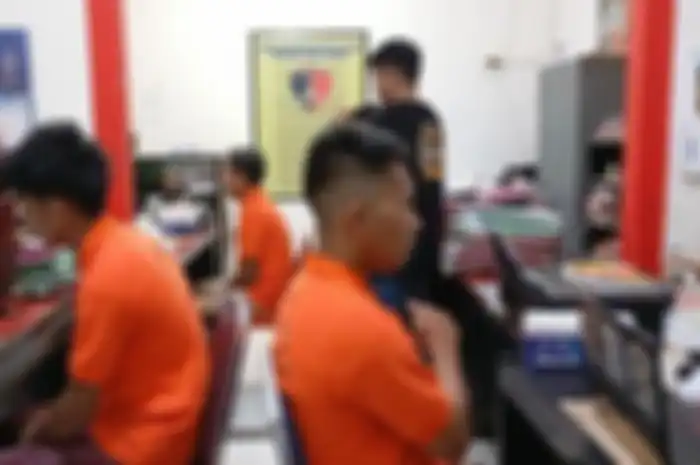 Pelaku pembunuh Rusli diinterogasi di Mapolres Luwu Utara, Sulawesi Selatan, Sabtu (20/4/2024). Rusli dibacok di kebun jagung, Kelurahan Lembang-lembang, Kecamatan Baebunta. 