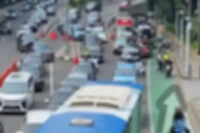 Pengendara motor tanpa helm nekat terobos rombongan Kapolda Metro Jaya.