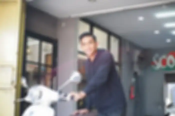 Rizky Ridho kapten Timnas Indonesia di Piala Asia U-23 hobi motoran pakai Vespa matic.