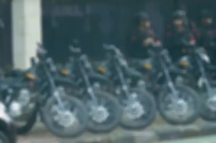 Motor trail Kawasaki KLX250 milik Brimob berjaga di sekitar gedung KPU Menteng, Jakarta Pusat saat penetapan Prabowo-Gibran sebagai Presiden dan Wakil Presiden, Rabu (24/4/2024).