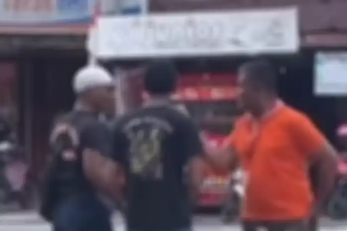 Rekaman video pertikaian diduga antara manajer Alfamart Jl Gusti Hamzah (Pancasila) Kota Pontianak, Kalimantan Barat dengan tukang parkir liar. 