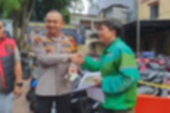Senangnya driver ojol motor Honda BeAT miliknya yang hilang ditemukan lagi di Polsek Tambora.