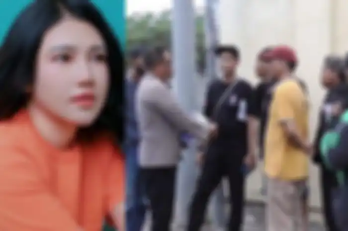 Rumah Via Vallen digeruduk belasan orang yang mengaku dari Aliansi Arek Sidoarjo. Update kasus penggelapan sepeda motor yang menyeret adik pedangdut Via Vallen, kini berakhir damai. 