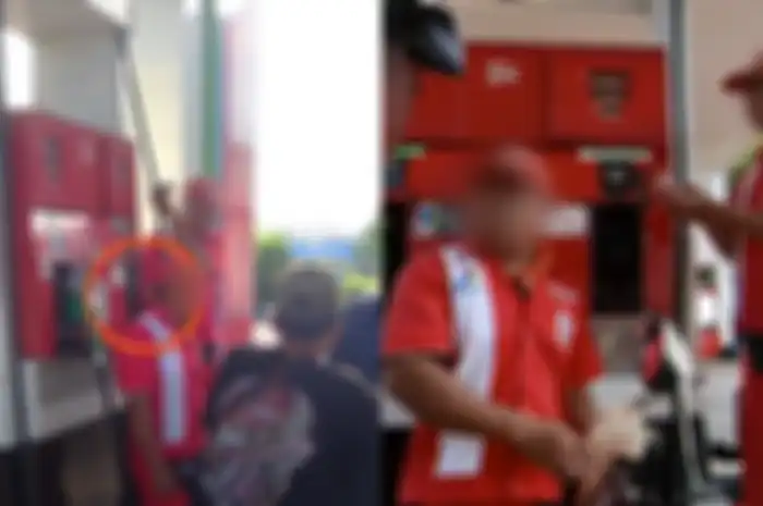 Bule mengisi bensin Pertalite di Honda PCX yang dipakainya merasa kena tipu.