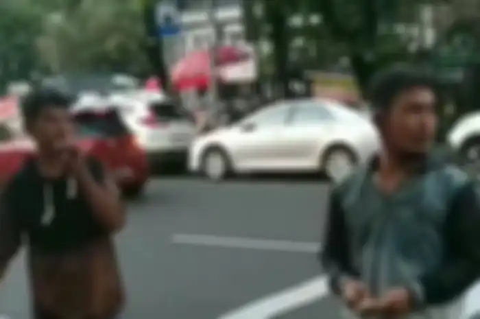 Foto ilustrasi. Tinggal lapor tukang parkir liar yang peras pemotor bisa kena penjara.