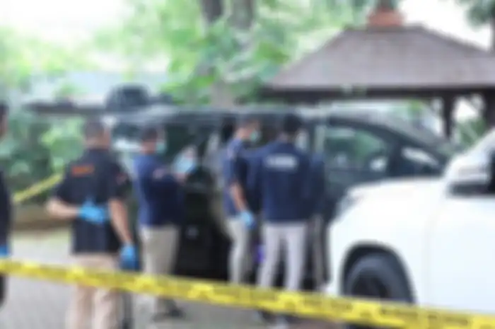 Puslabfor Polri saat melakukan olah TKP di lokasi penemuan Brigadir RAT yang mengakhiri hidupnya di Jalan Mampang Prapatan IV, Jakarta Selatan, Kamis (25/4/2024).