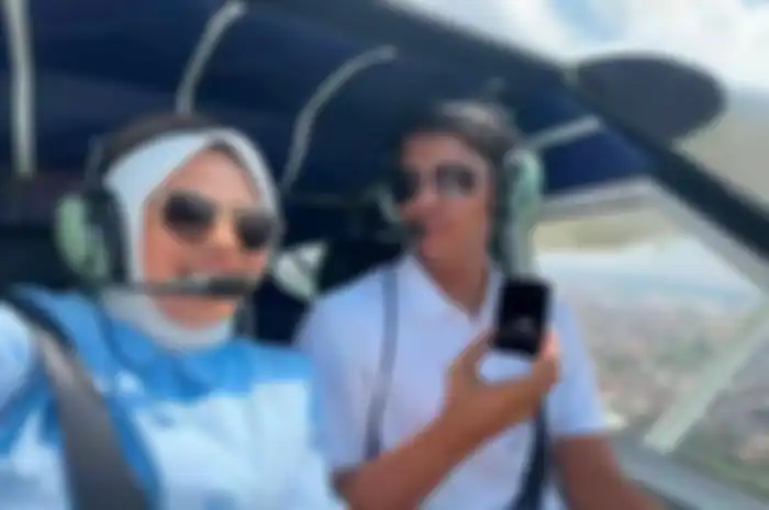 Detik-detik pria lamar kekasihnya di atas pesawat