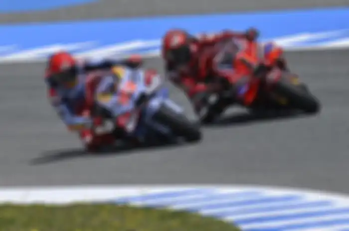 Pertarungan Marc Marquez (kiri) dan Francesco Bagnaia (kanan) di balap MotoGP Spanyol 2024.